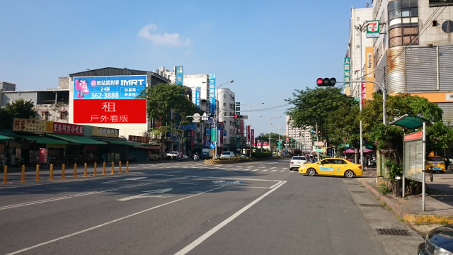 岡山火車站優質戶外大型看板視野角度超好，停紅燈的車潮人潮